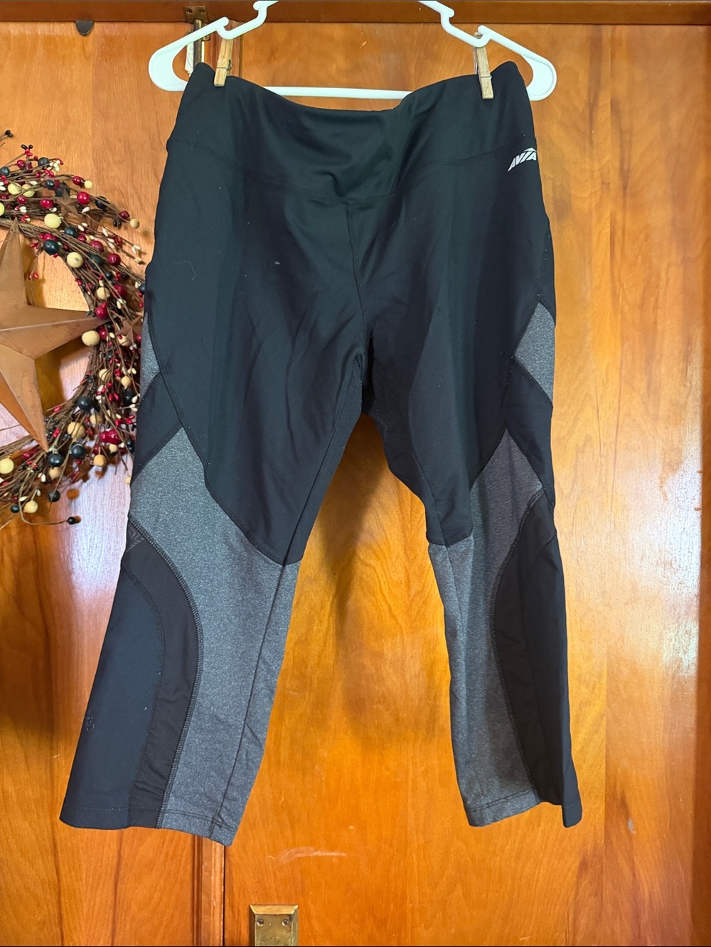 Avia Black and Heather Gray Capri Workout Leggings